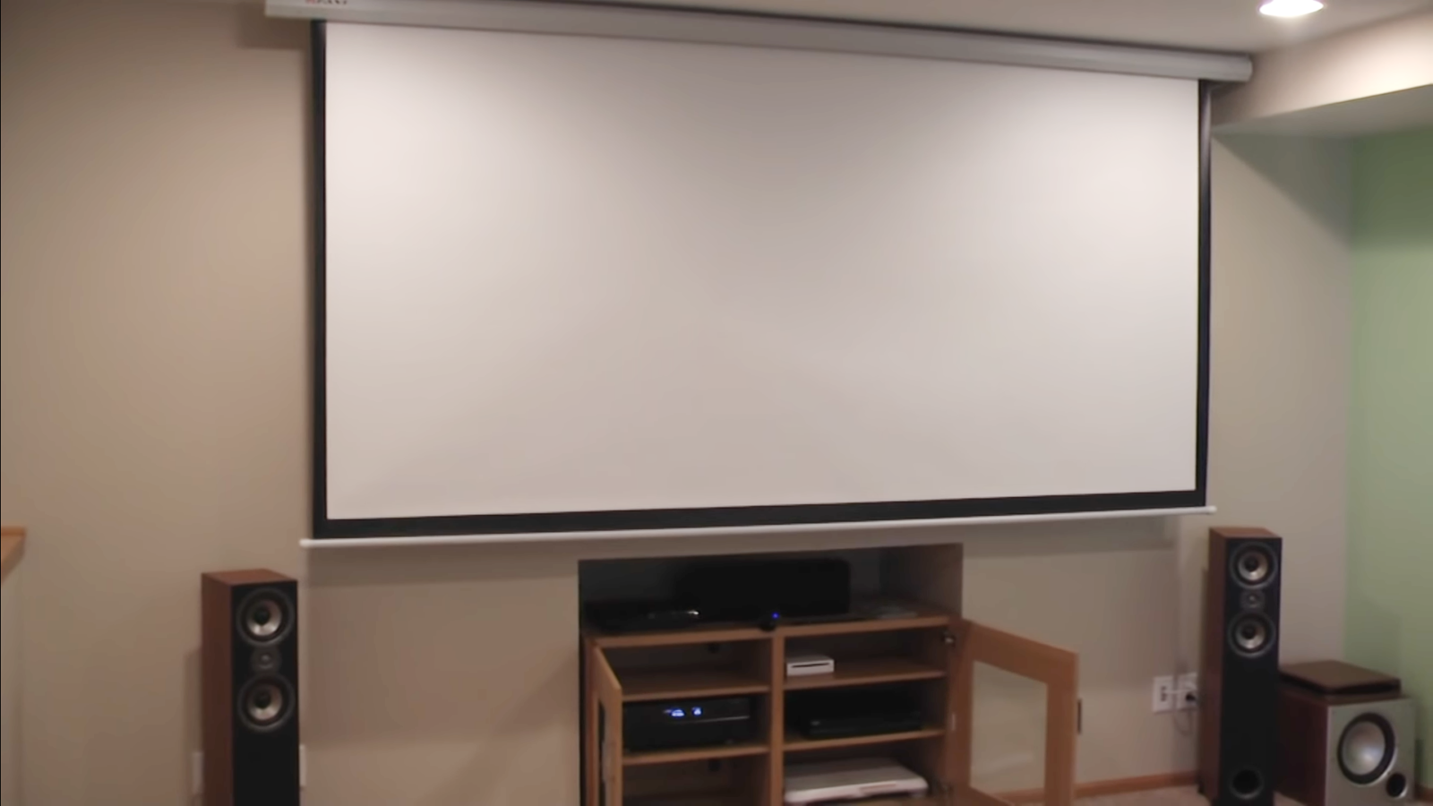 How to Hang a Projector Screen From Ceiling? ProjectorProfy