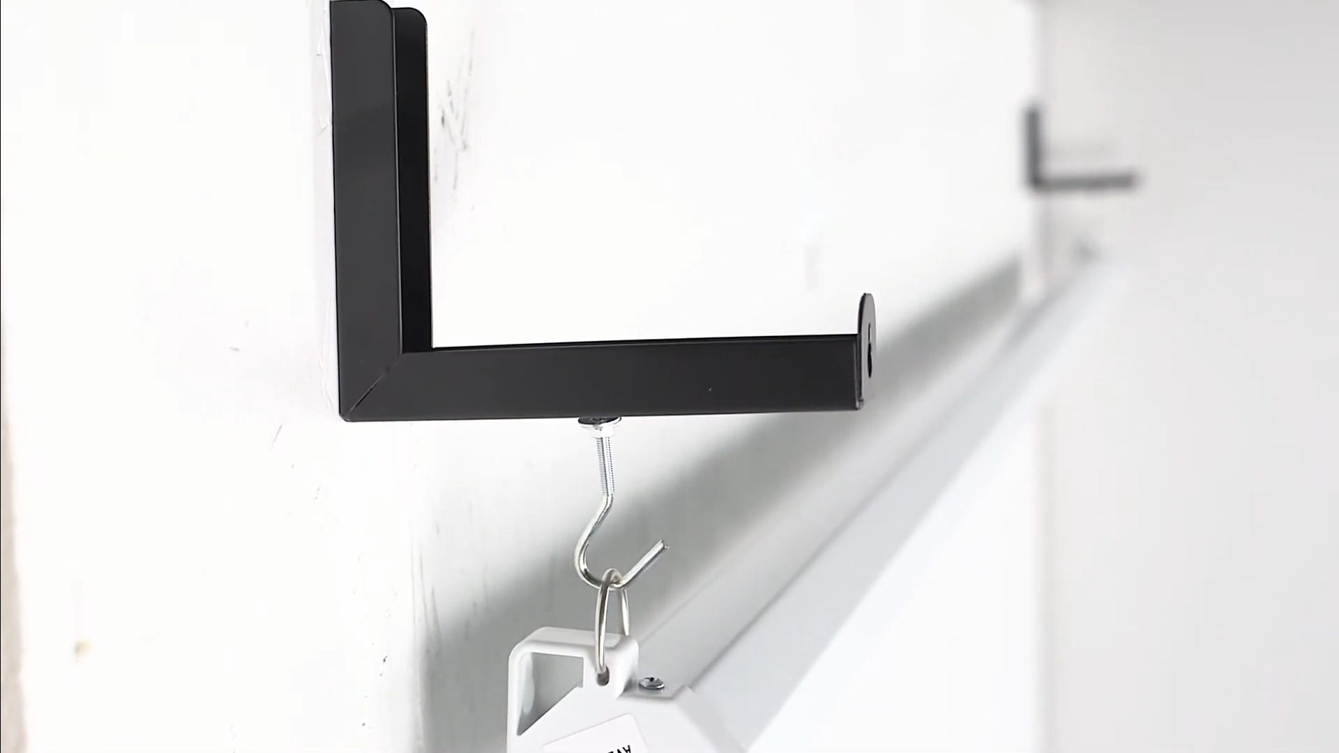 How to Hang a Projector Screen From Ceiling? ProjectorProfy