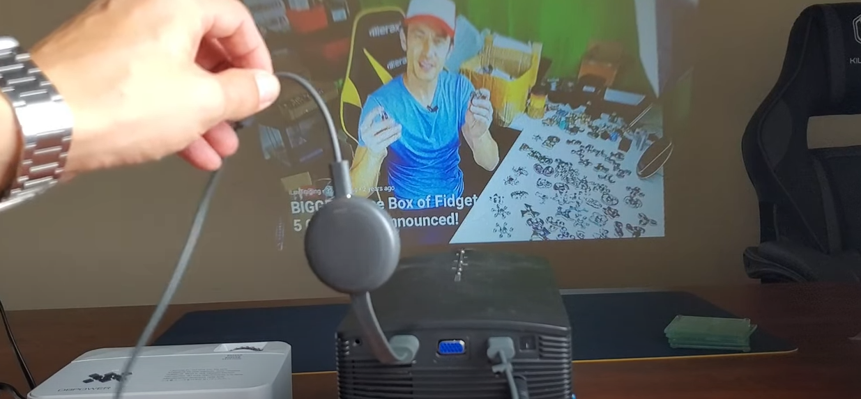 How to Connect a Chromecast to a Projector? ProjectorProfy